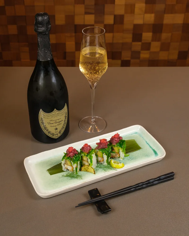 Roll di sushi con calice