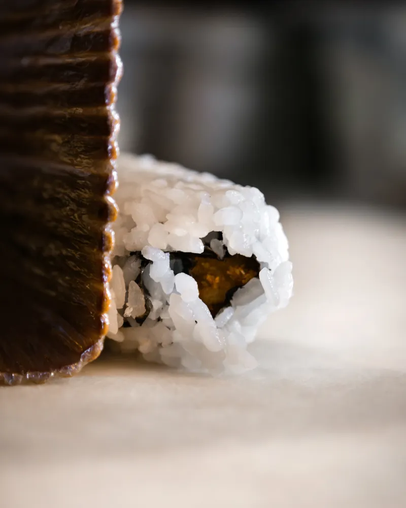 Roll di sushi su piatto nero