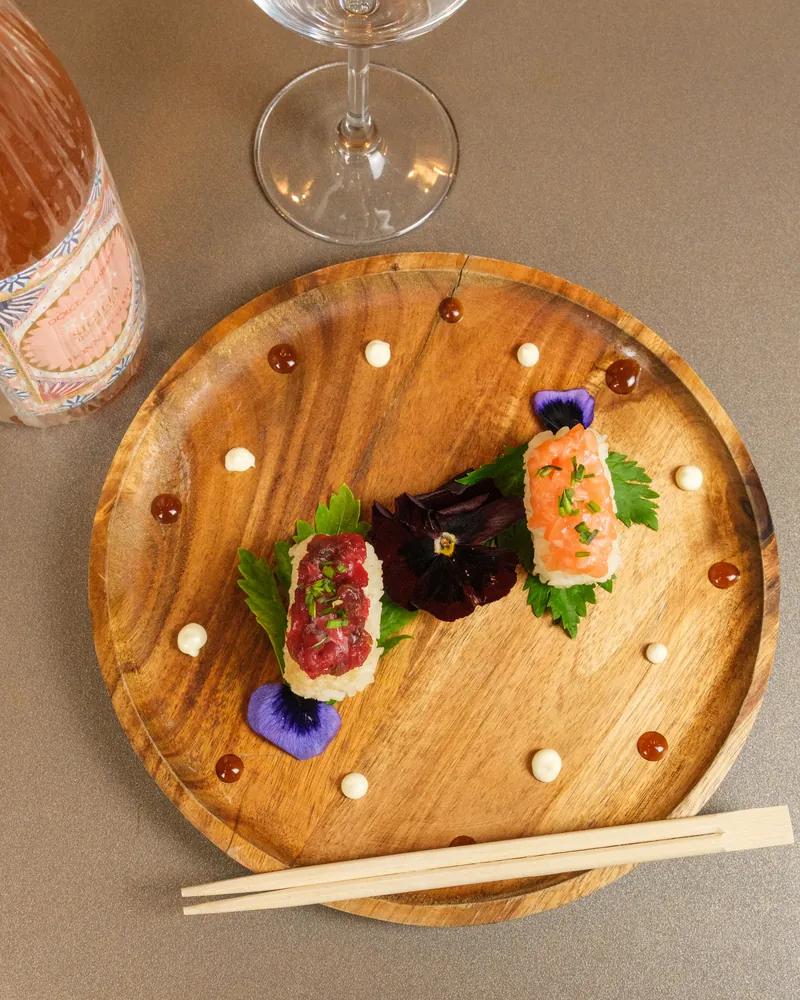 Sushi d'autore su tagliere di legno