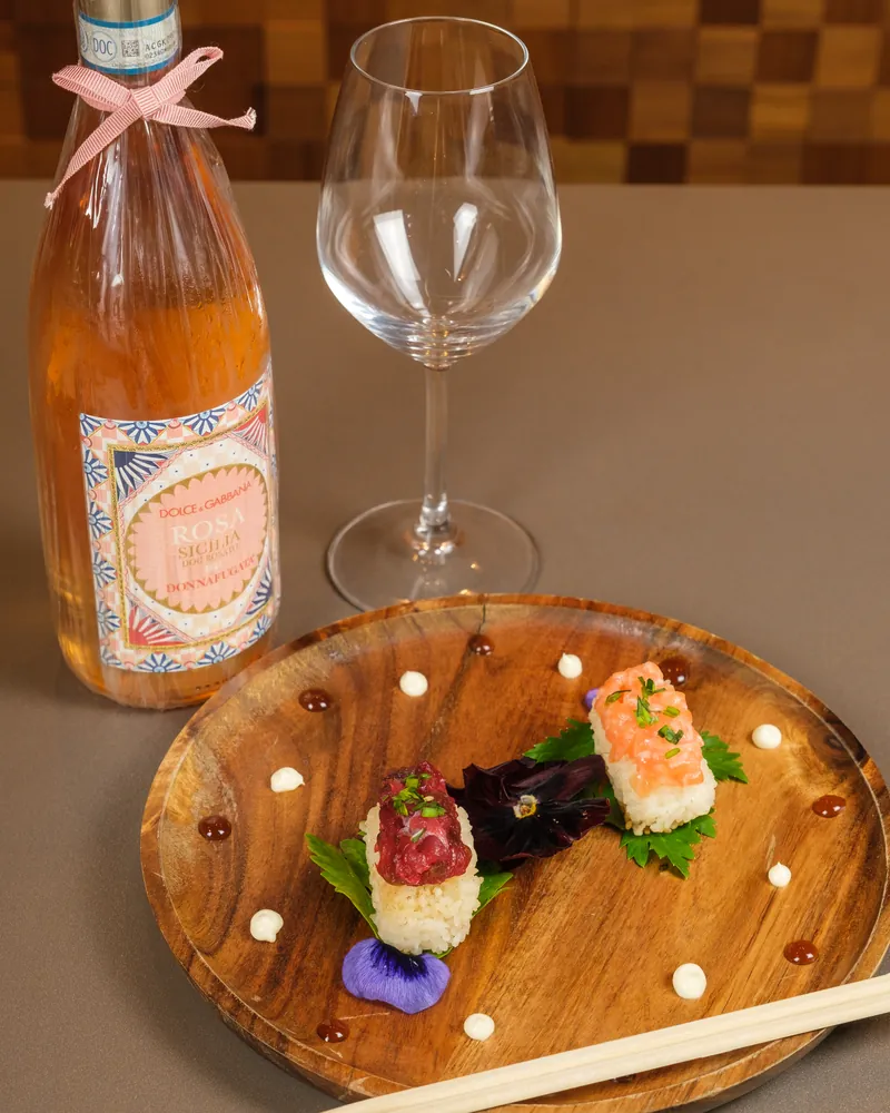 Composizione di sushi su tagliere