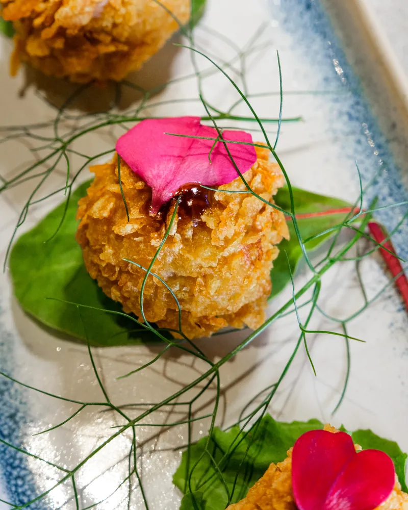 Tartare con fiore edule