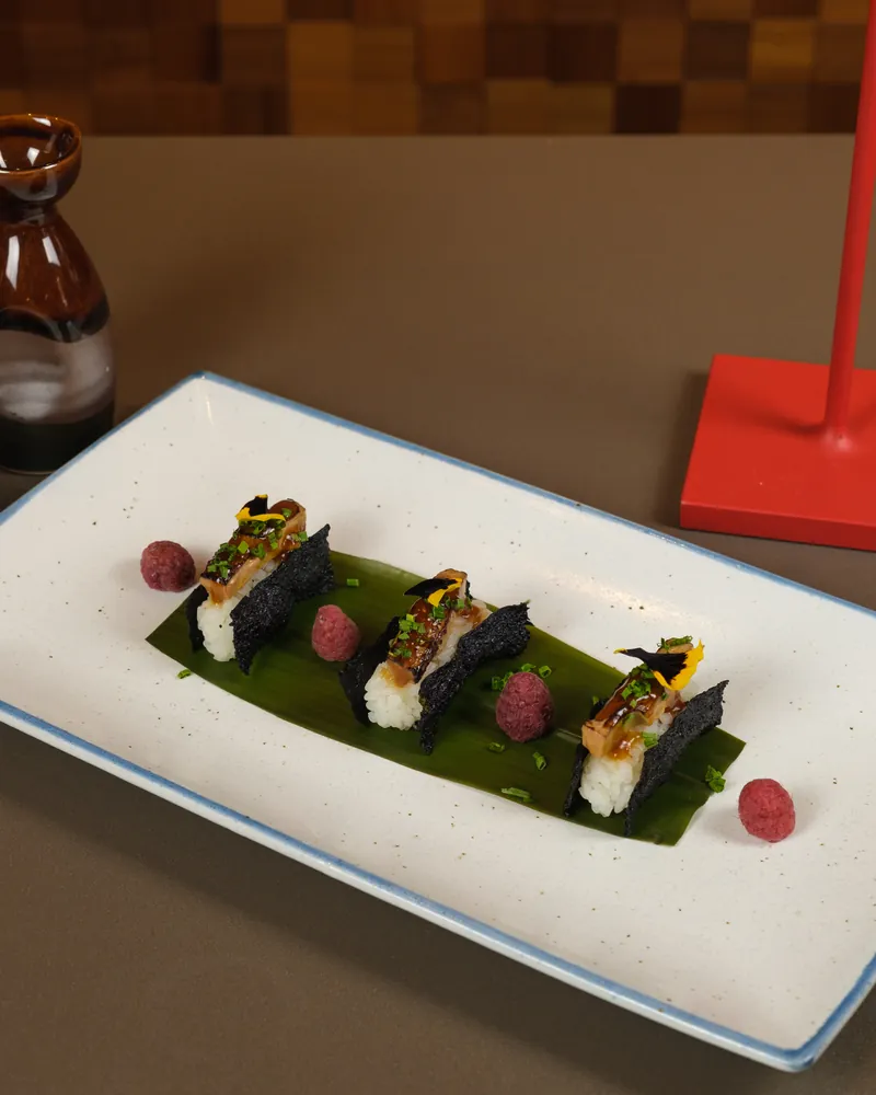 Uramaki su piatto bianco